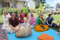 10 Listening attentively to Mahtma Prabhu